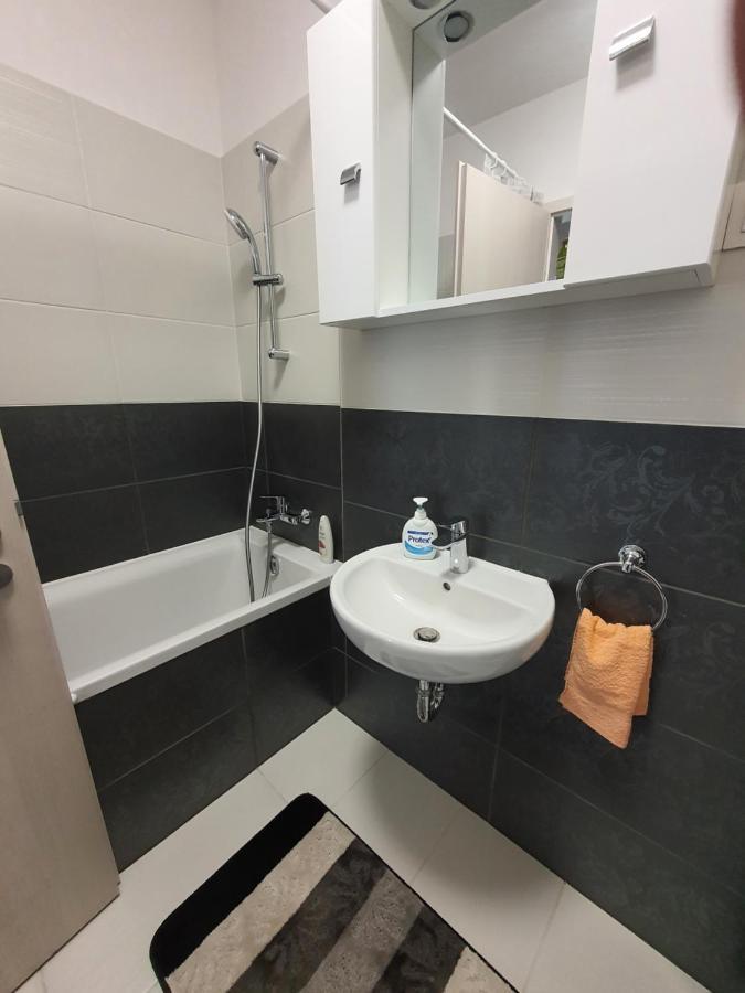 Park West Apartment - Free Parking بودابست المظهر الخارجي الصورة